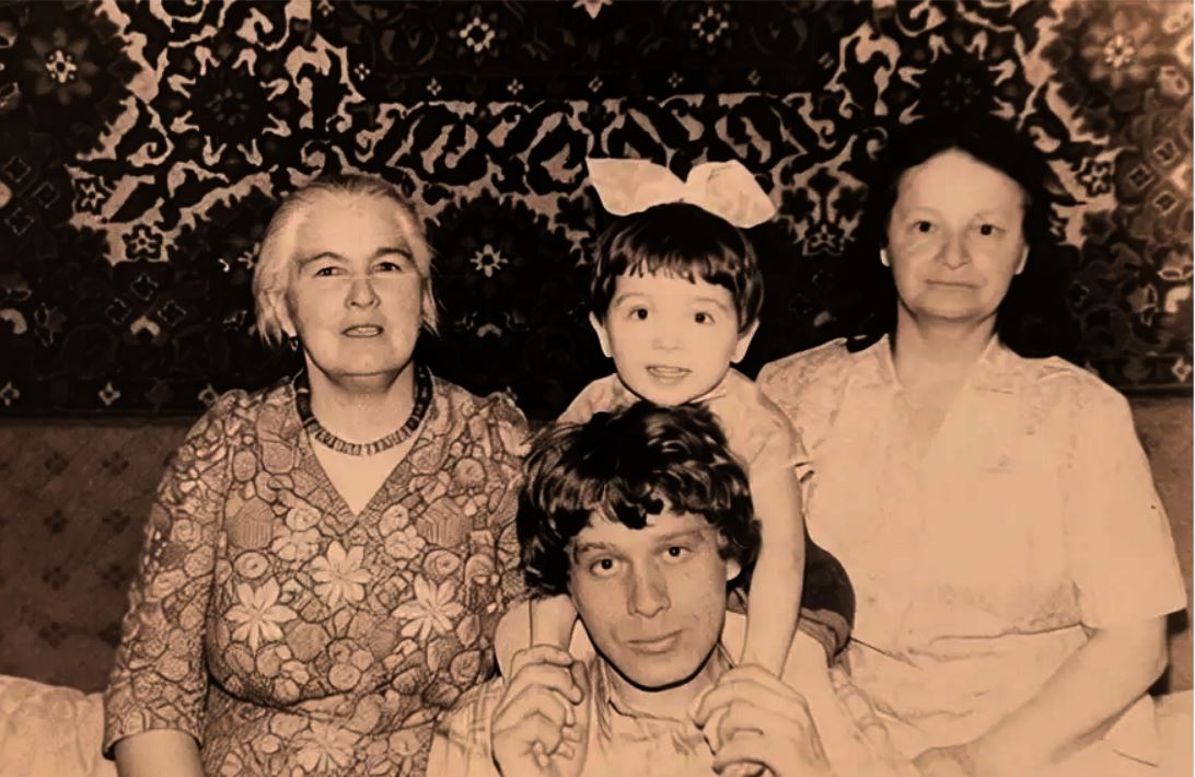 На этой старой фотографии я сижу на плечах у папы. Справа — моя бабуля Маша, кряшенка, которая разговаривала на татарском и русском языках. А слева — моя әбием